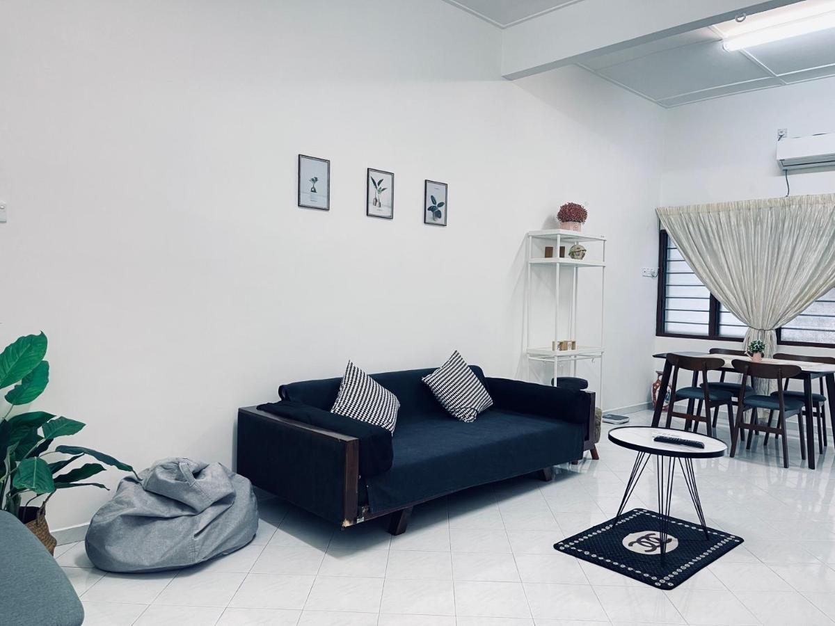 Comfort Semi D House, 1 Min To Town By Mr Holiday home *