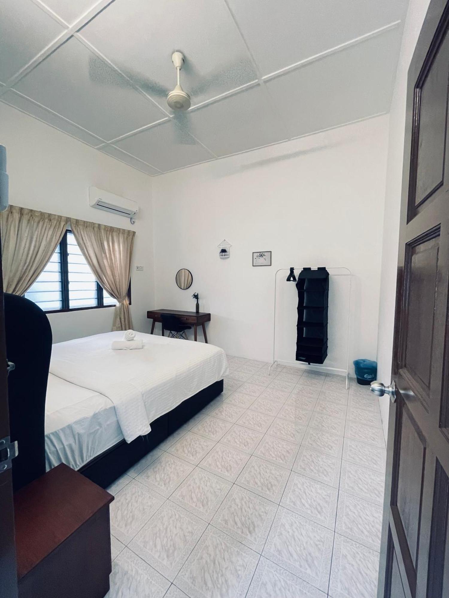 Comfort Semi D House, 1 Min To Town By Mr Holiday home *