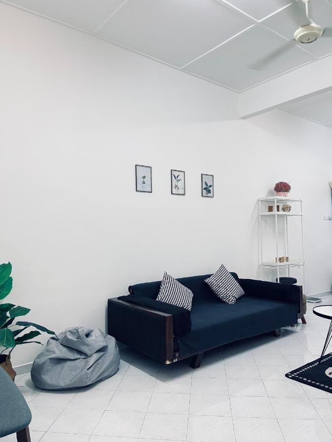 Comfort Semi D House, 1 Min To Town By Mr Holiday home *