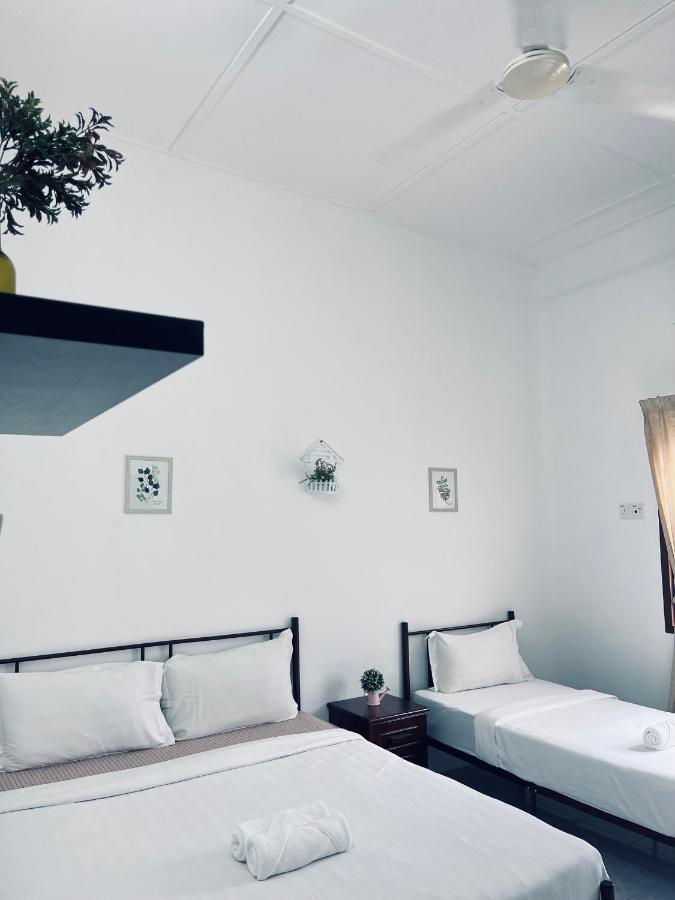 Comfort Semi D House, 1 Min To Town By Mr