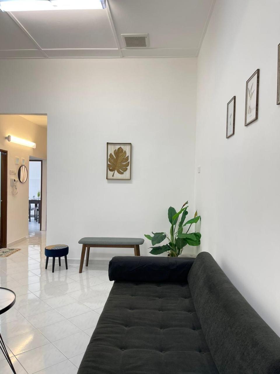Comfort Semi D House, 1 Min To Town By Mr *